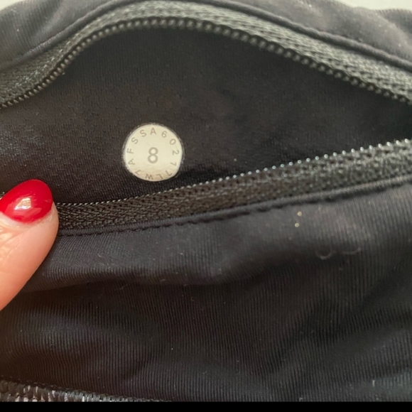 LULULEMON Speed Shorts size 8 Black, floral design - Picture 4 of 6